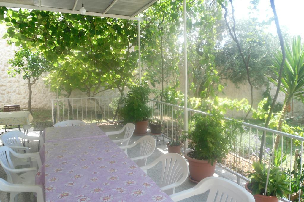 Hostel Guesthouse Mira Omis Bagian luar foto