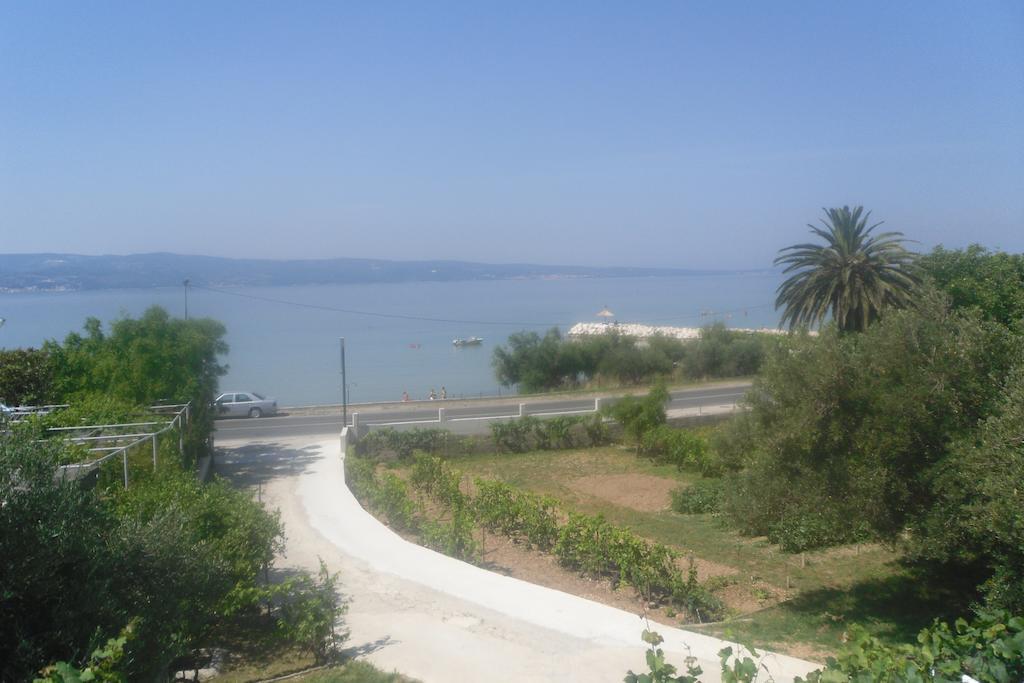 Hostel Guesthouse Mira Omis Bagian luar foto